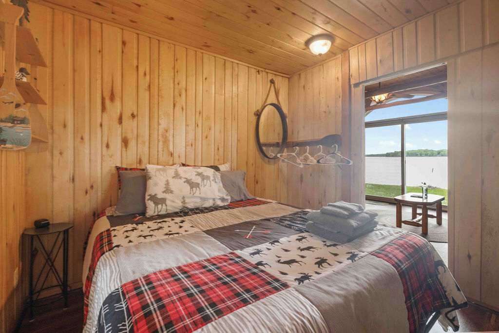 Photo of Bedroom in Bay Lake