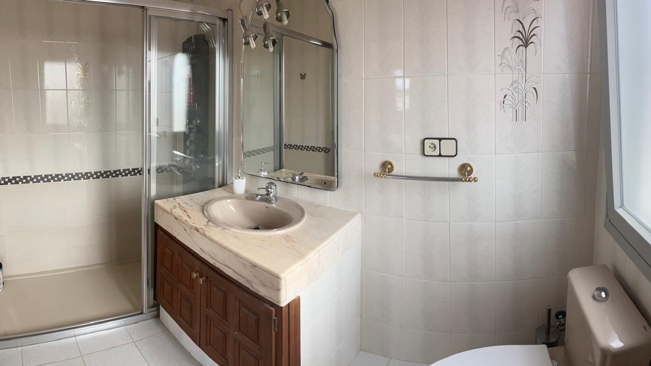 Photo of Bathroom in Roses