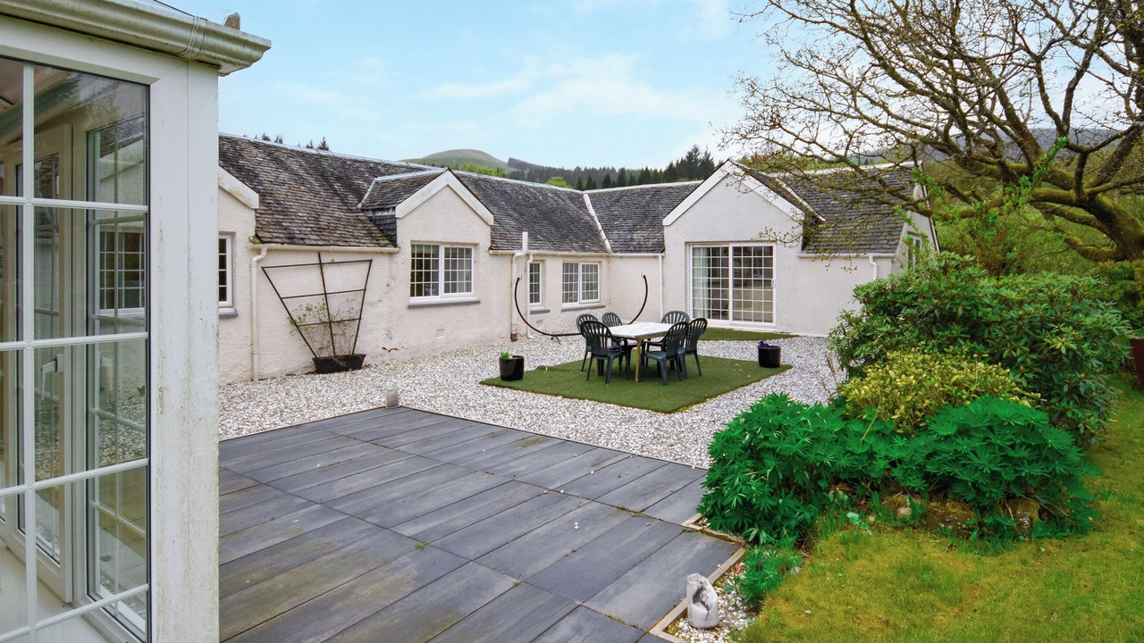 Photo of Outdoor in Dollar