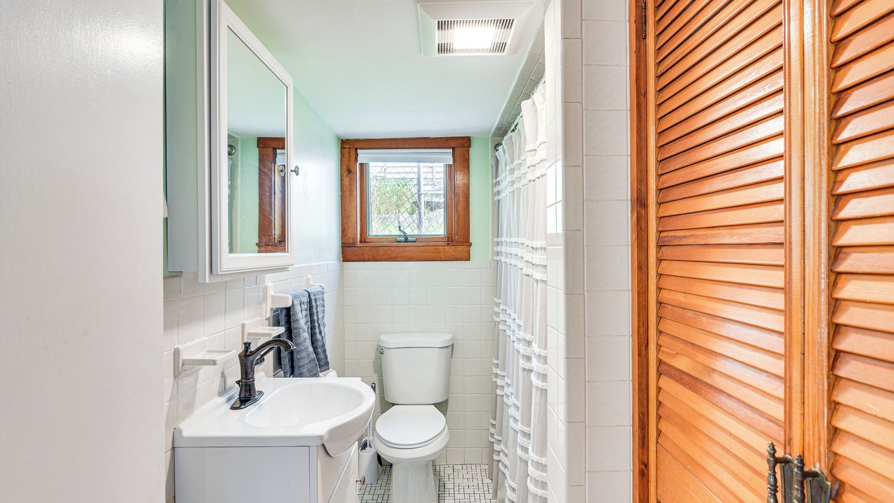 Photo of Bathroom in White Island Shores