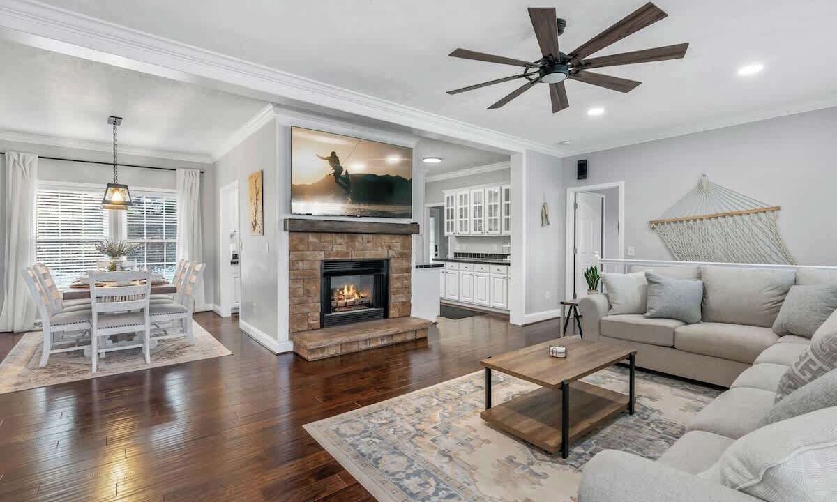 Photo of Livingroom in Six Mile