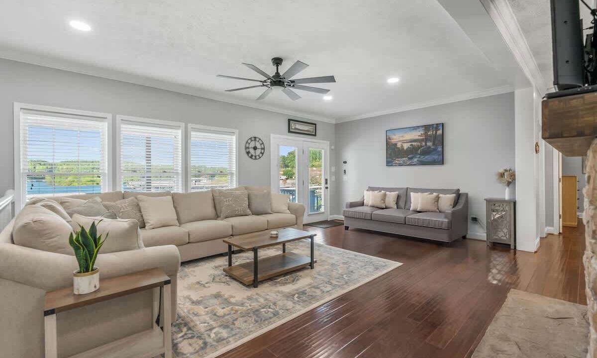 Photo of Livingroom in Six Mile