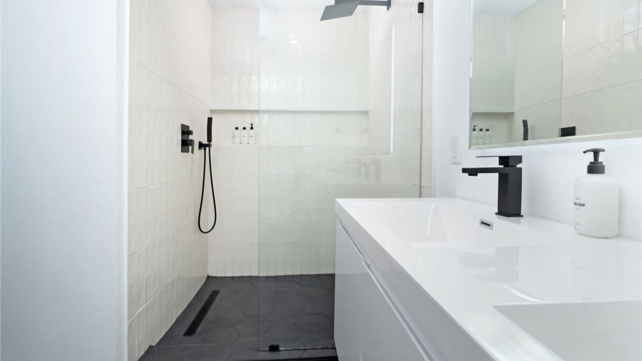 Photo of Bathroom in Racquet Club Estates