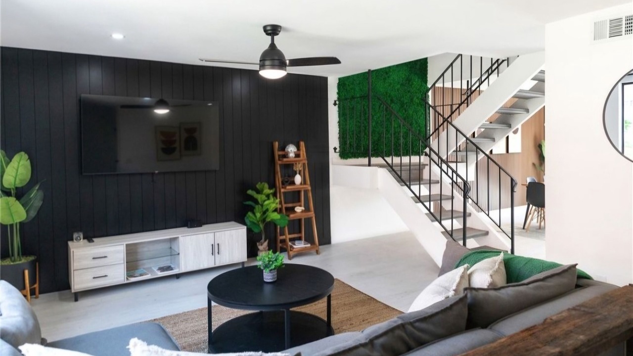 Photo of Livingroom in Racquet Club Estates