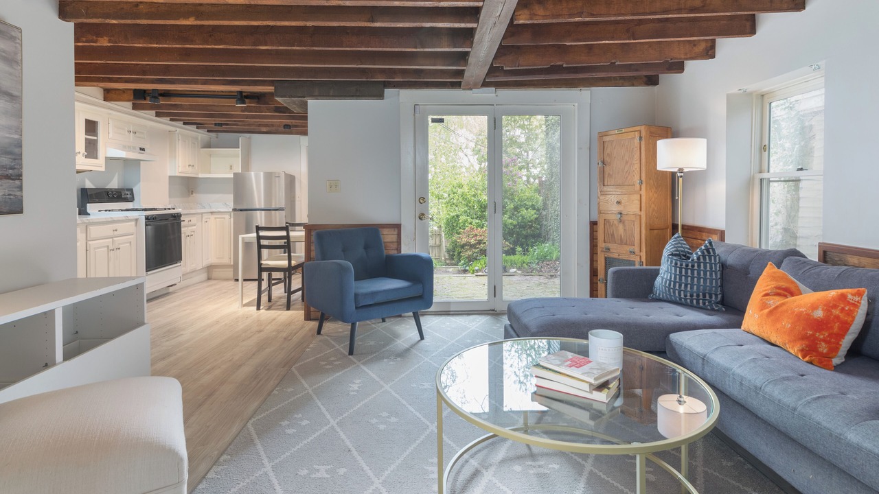 Photo of Livingroom in Thompson Square - Bunker Hill