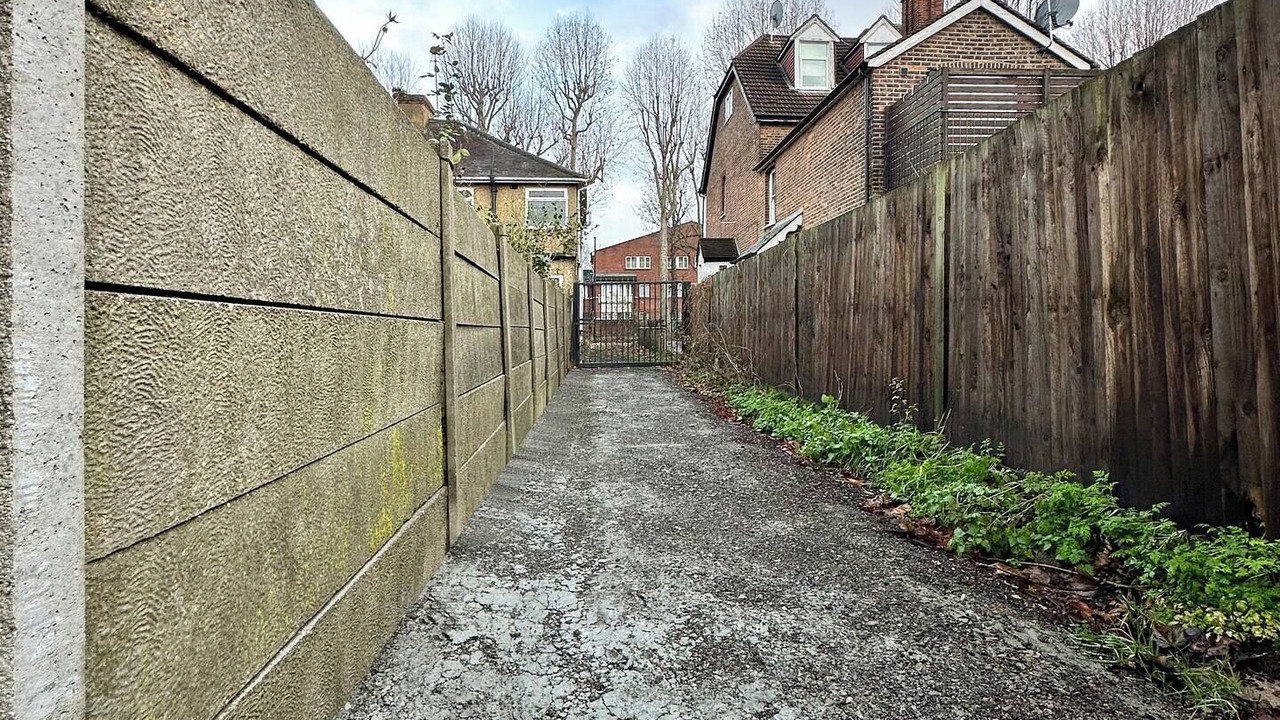 Photo of Outdoor in Enfield Highway