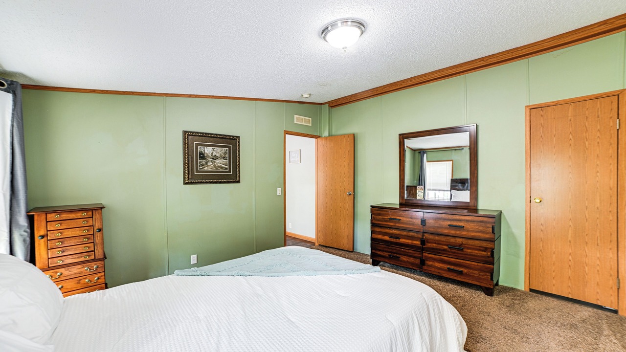 Photo of Bedroom in Kuttawa