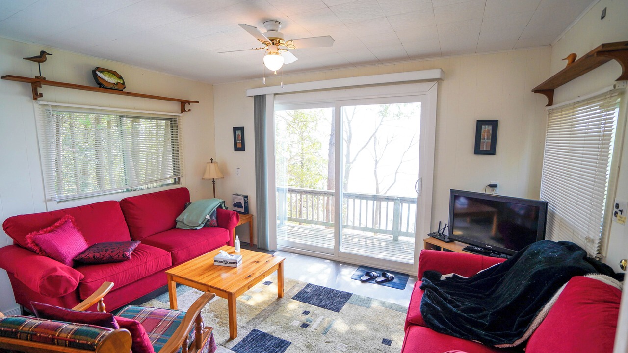 Photo of Livingroom in Colpoys Bay