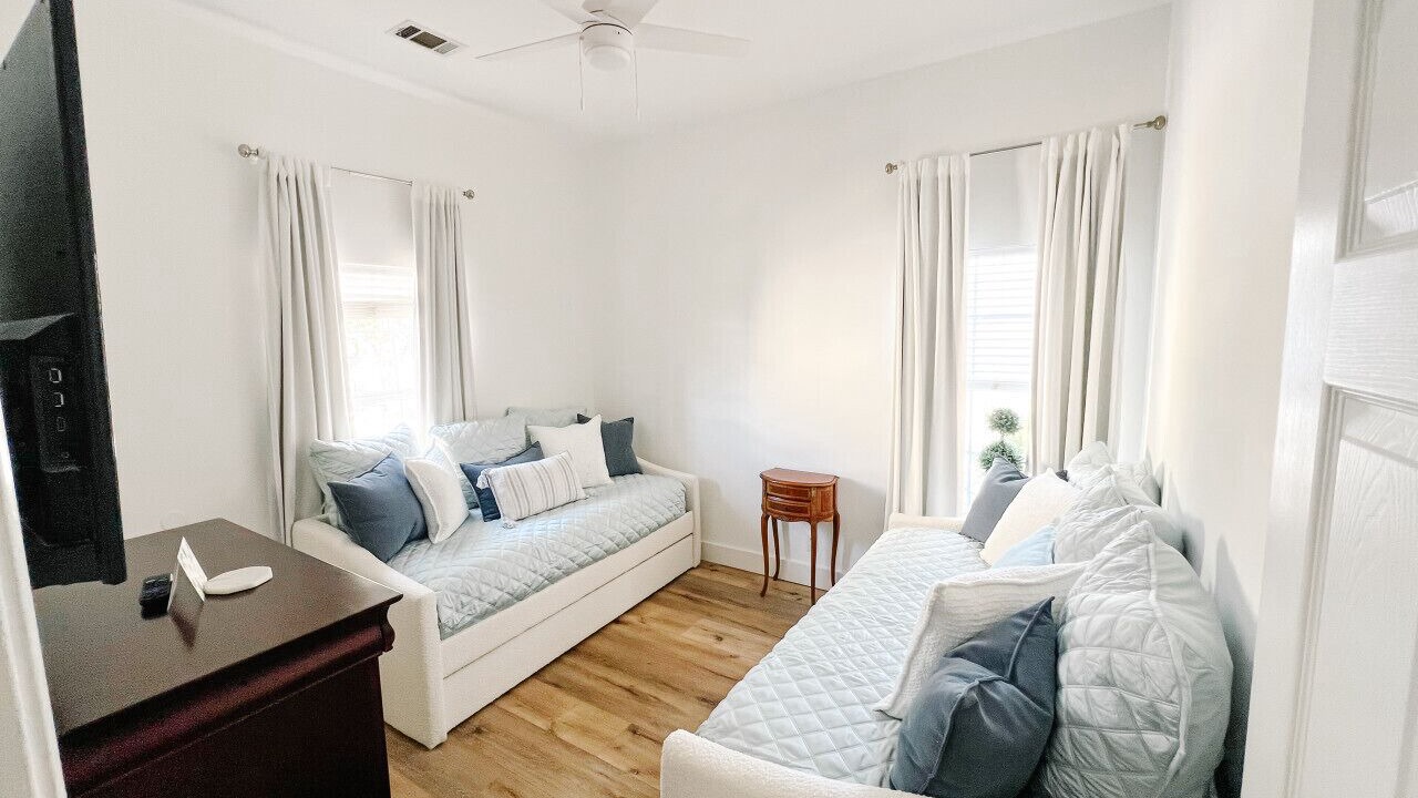 Photo of Livingroom in Clipper Cove