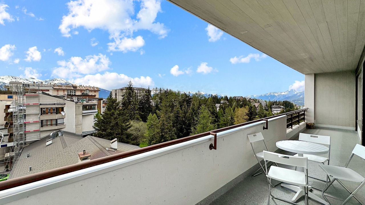 Photo of Outdoor in Lens