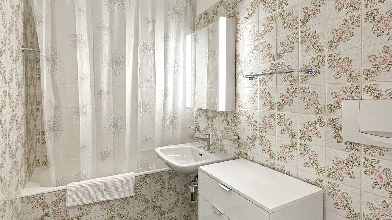 Photo of Bathroom in Lens