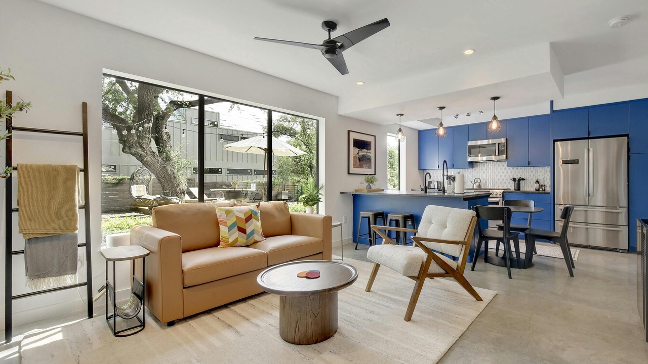 Photo of Livingroom in South River City