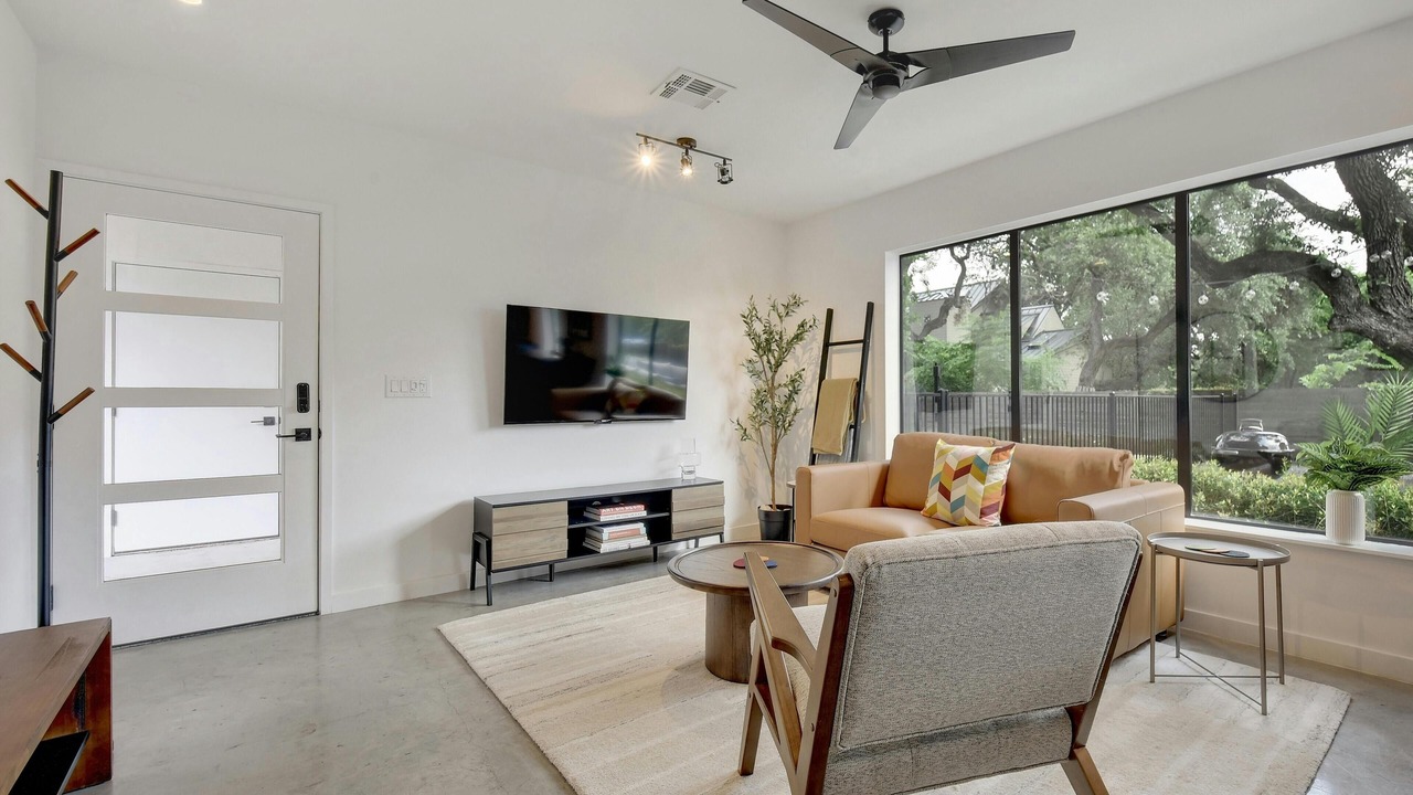 Photo of Livingroom in South River City