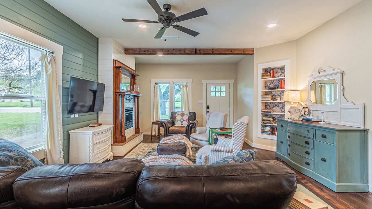 Photo of Livingroom in Sulphur Springs