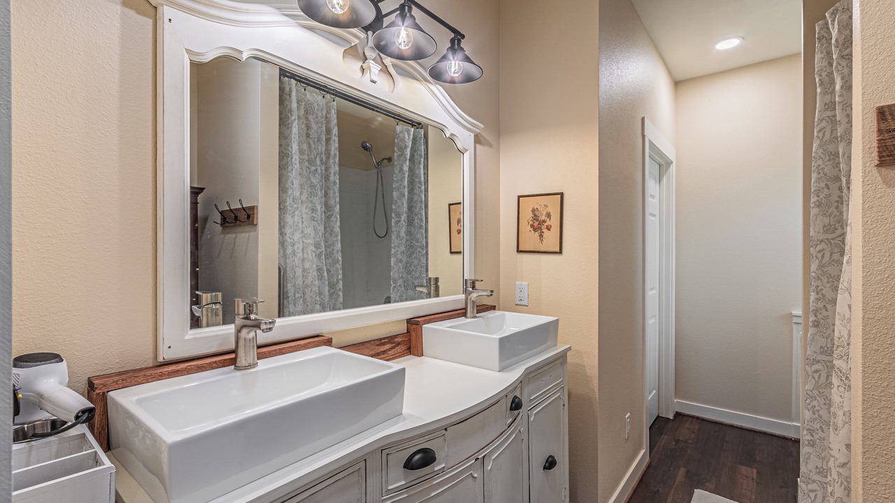 Photo of Bathroom in Sulphur Springs