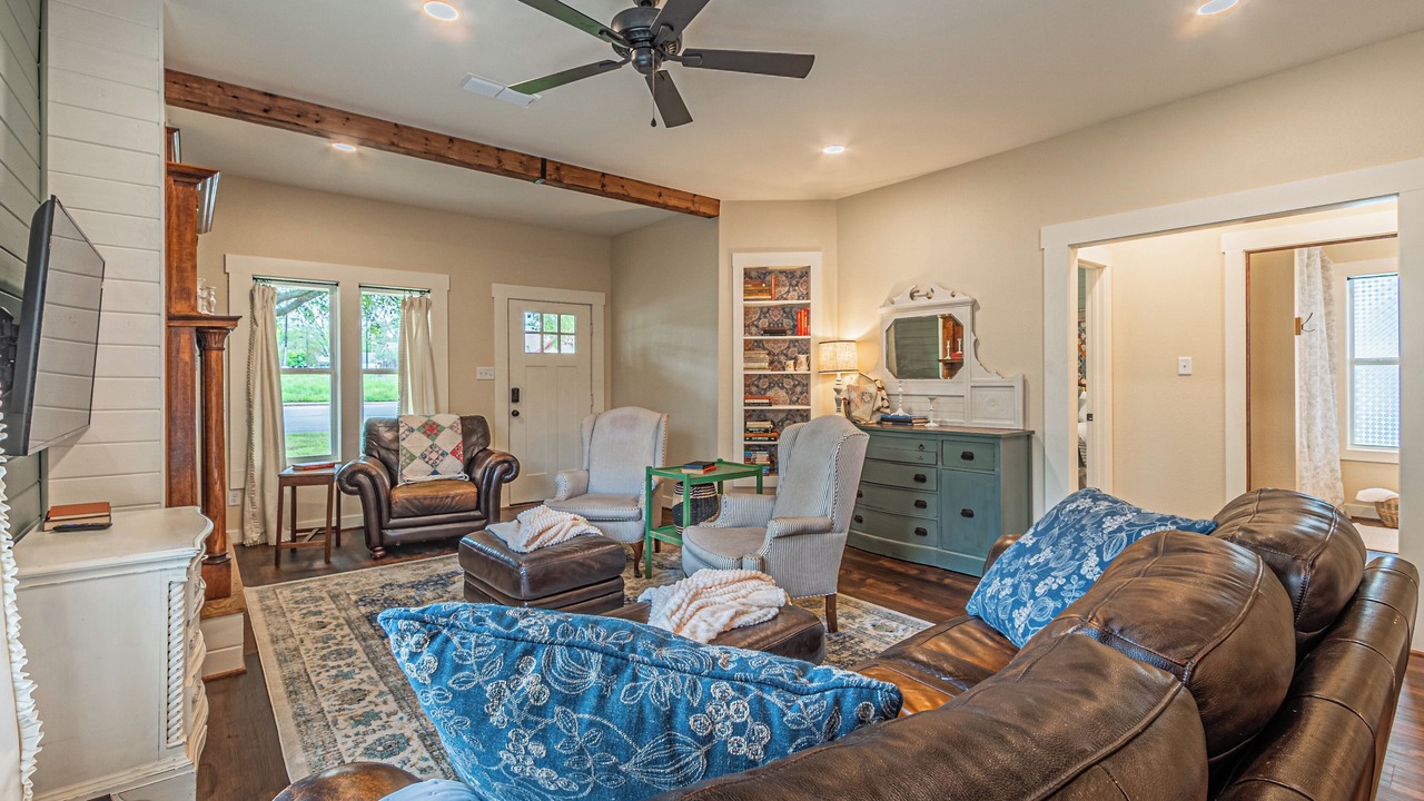 Photo of Livingroom in Sulphur Springs