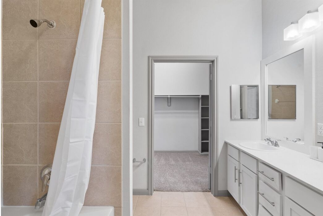 Photo of Bathroom in Montopolis