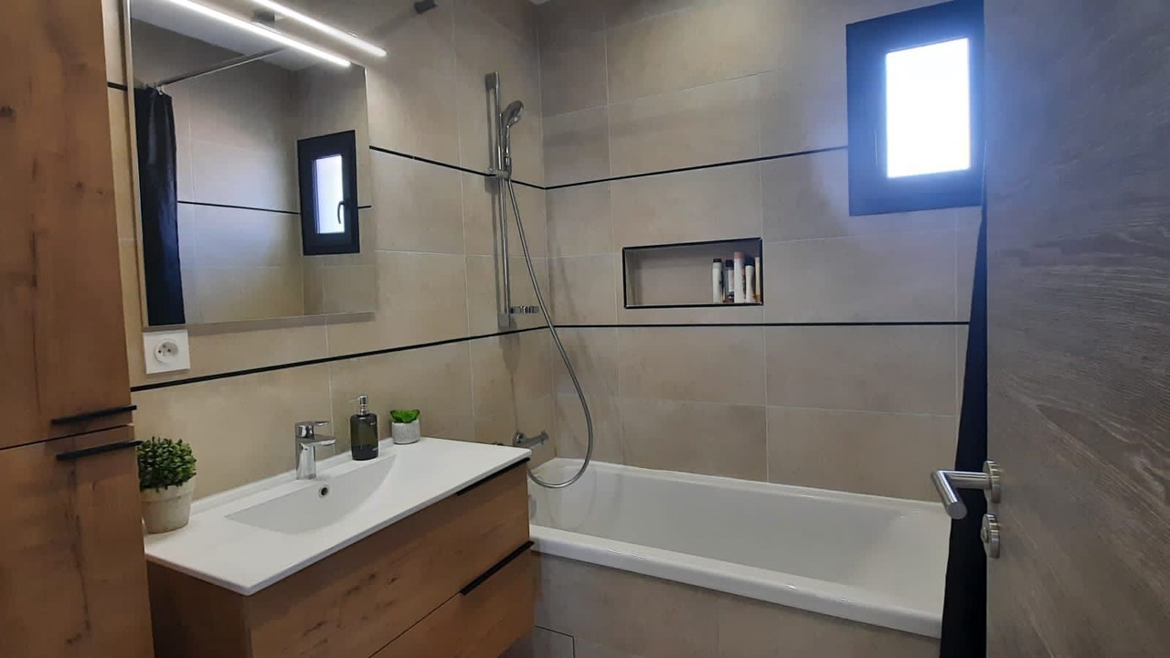 Photo of Bathroom in Saint-Laurent-d'Aigouze