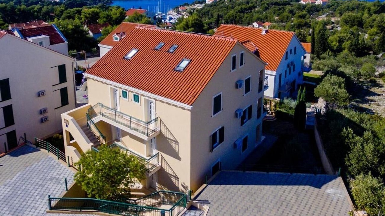 Photo of Others in Cove Makarac (Milna)