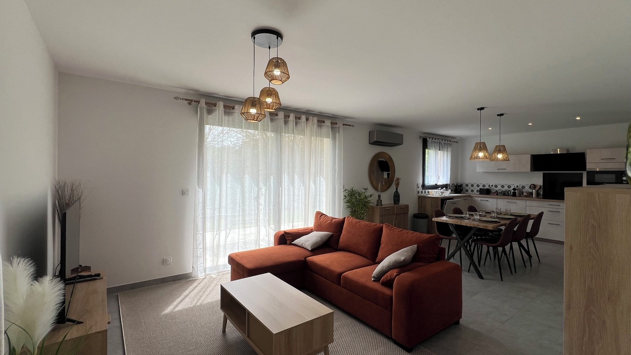 Photo of Livingroom in Vezeronce-Curtin