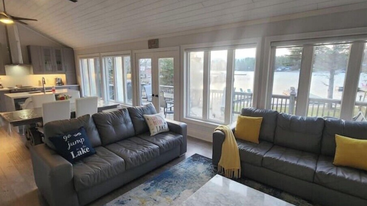 Photo of Livingroom in Honey Harbour