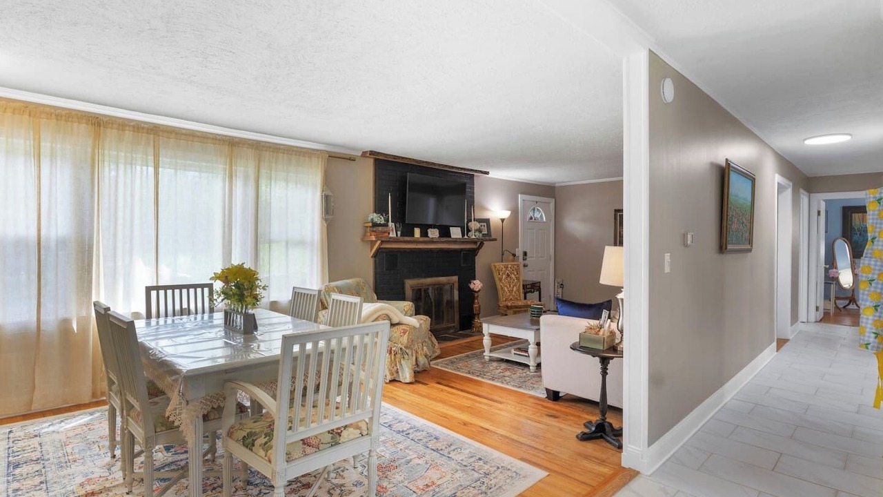 Photo of Livingroom in Seneca Falls