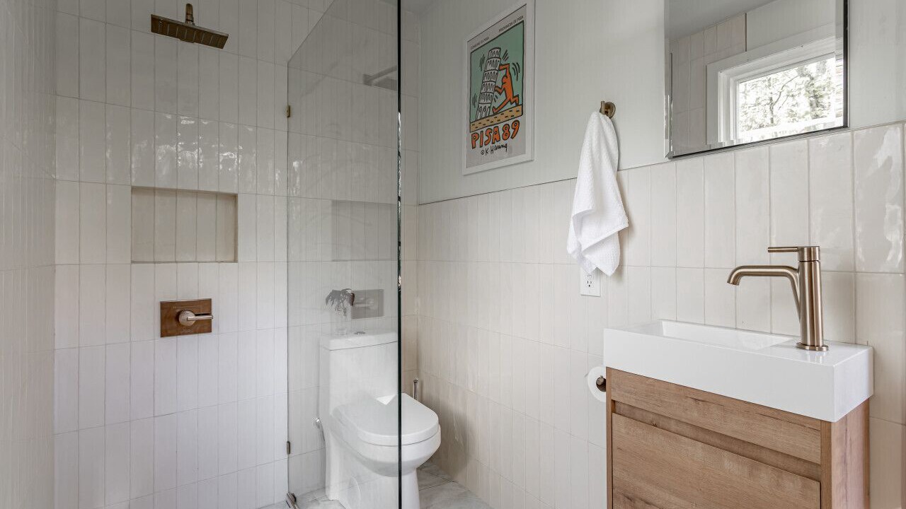 Photo of Bathroom in Town of Olive