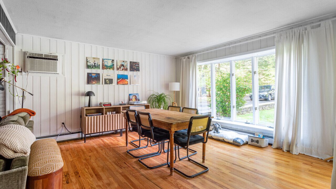 Photo of Bedroom in Town of Olive