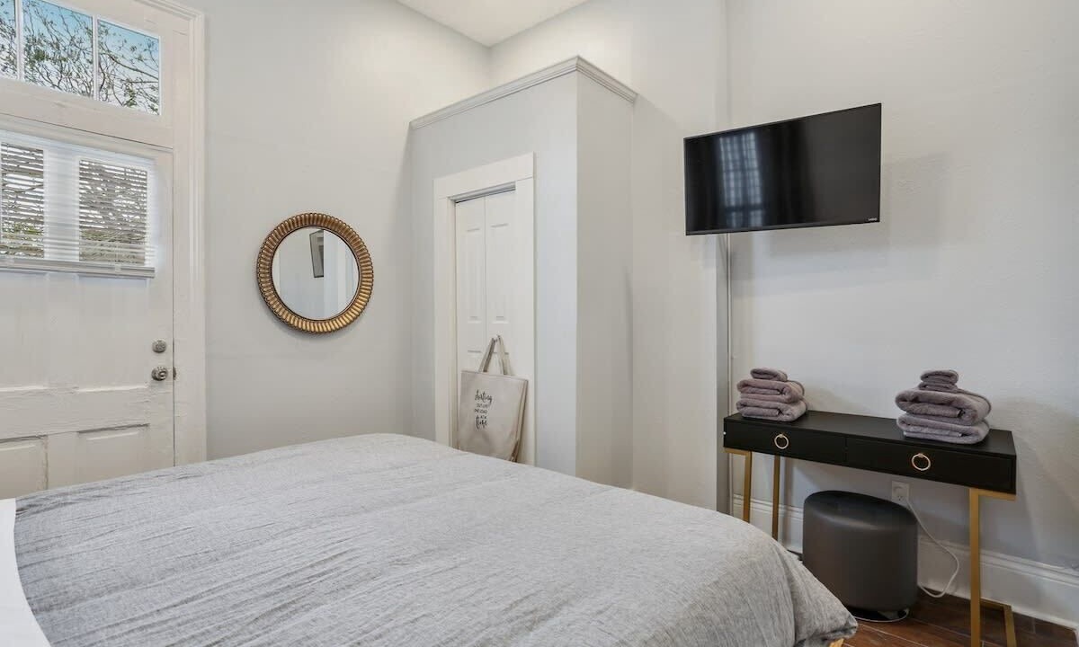 Photo of Bedroom in Algiers Point