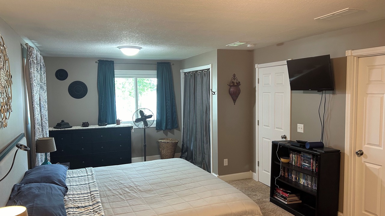 Photo of Bedroom in Maple Lake