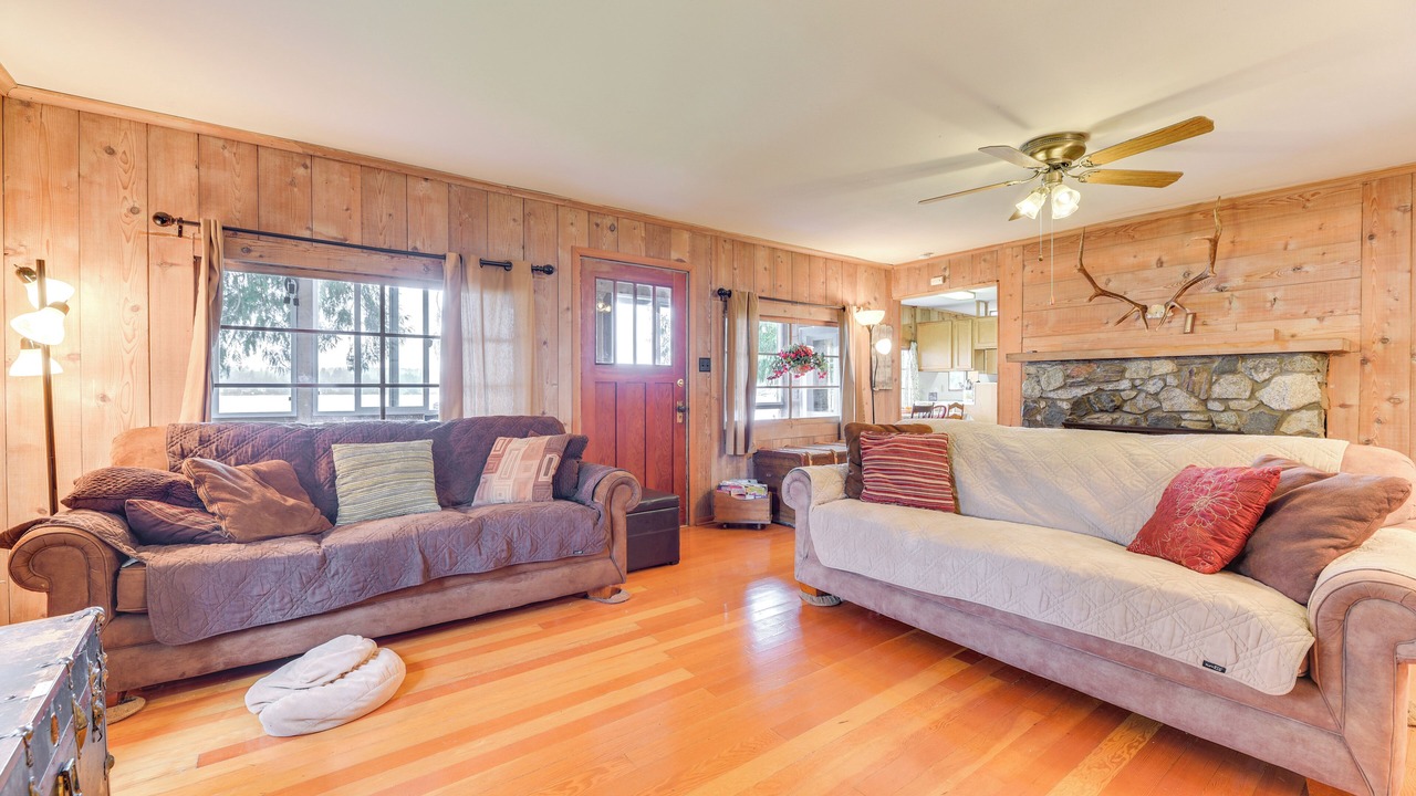 Photo of Livingroom in Grapeview