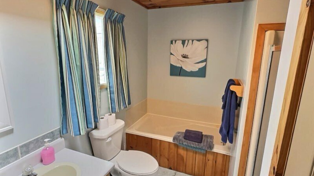 Photo of Bathroom in Green Gables