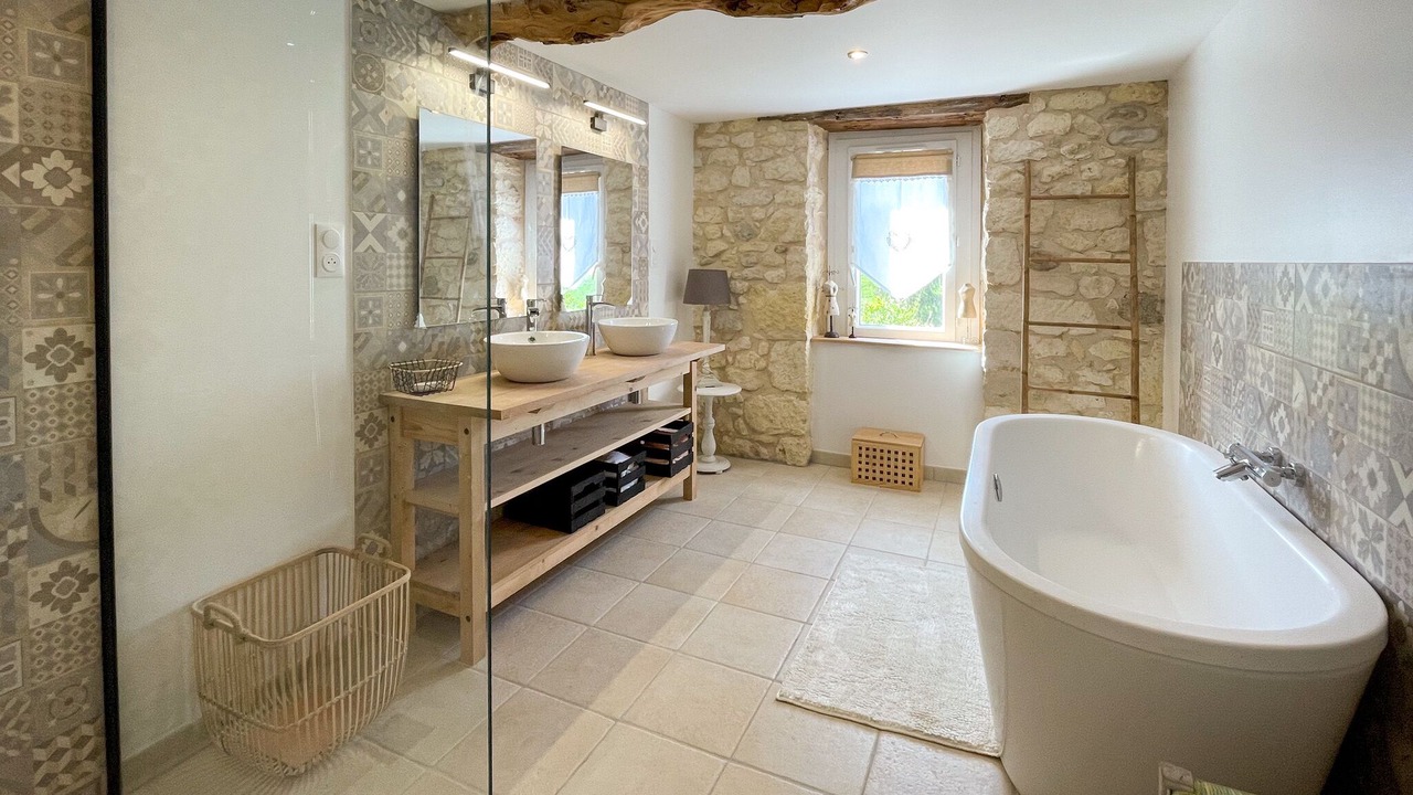 Photo of Bathroom in Montdragon