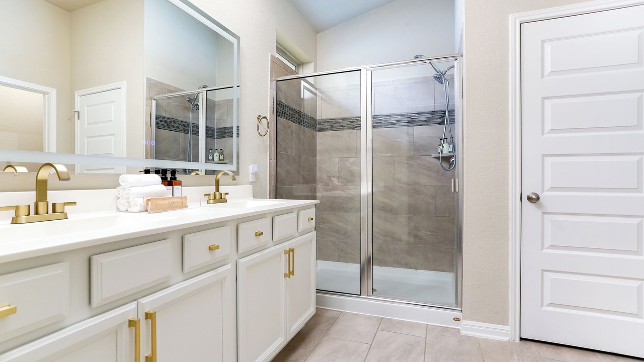 Photo of Bathroom in Encino Park