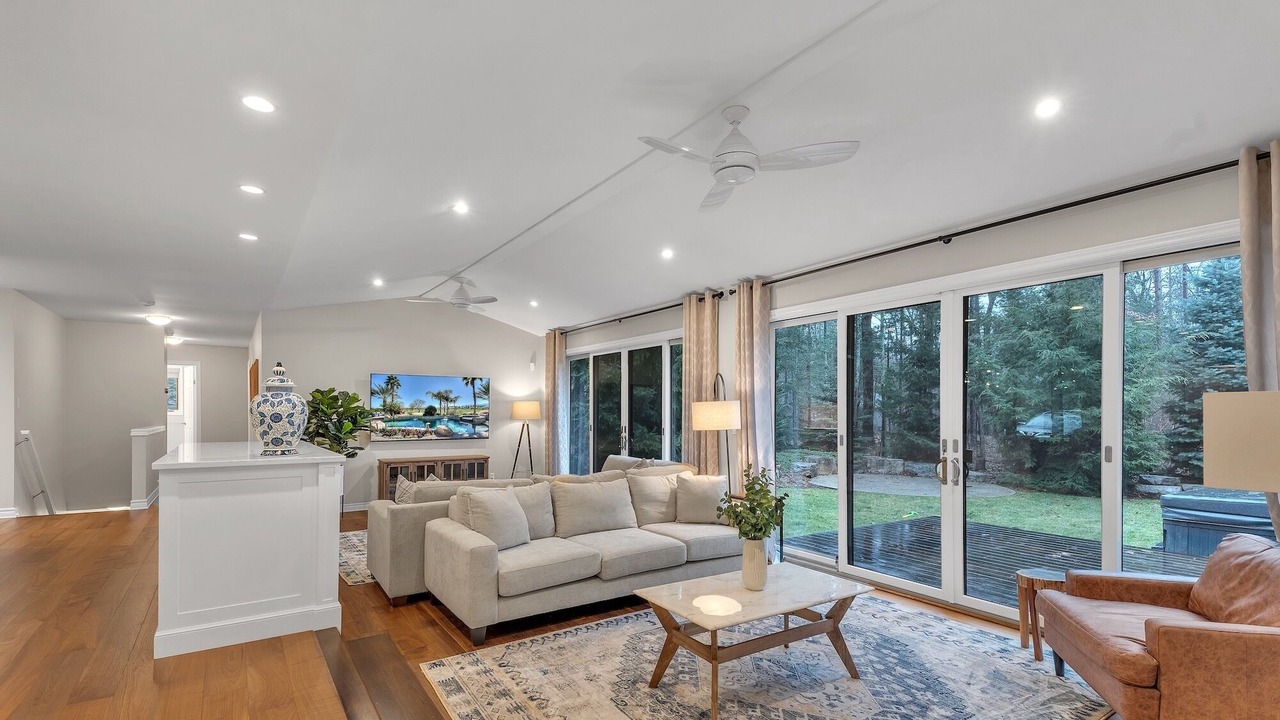 Photo of Livingroom in Grand Bend