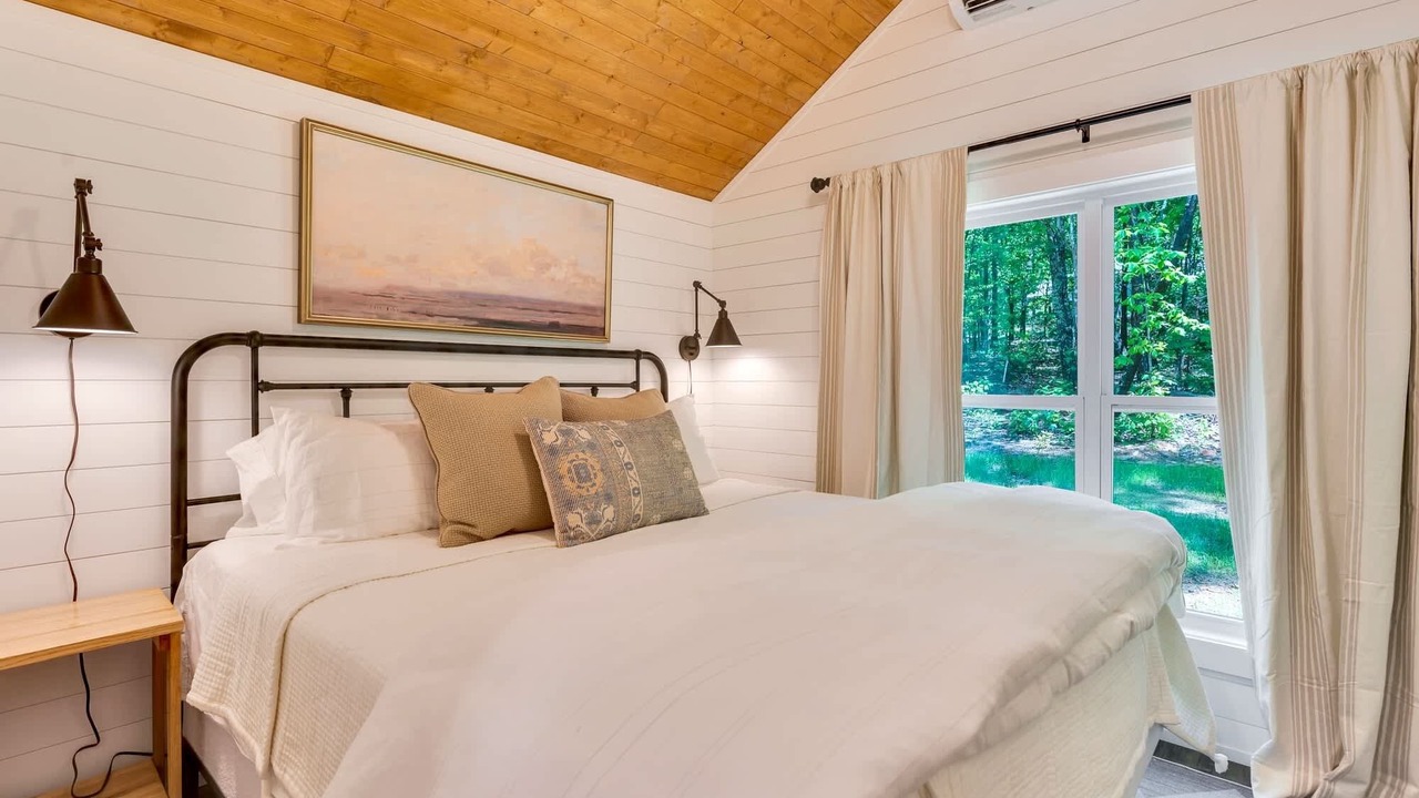 Photo of Bedroom in Menlo
