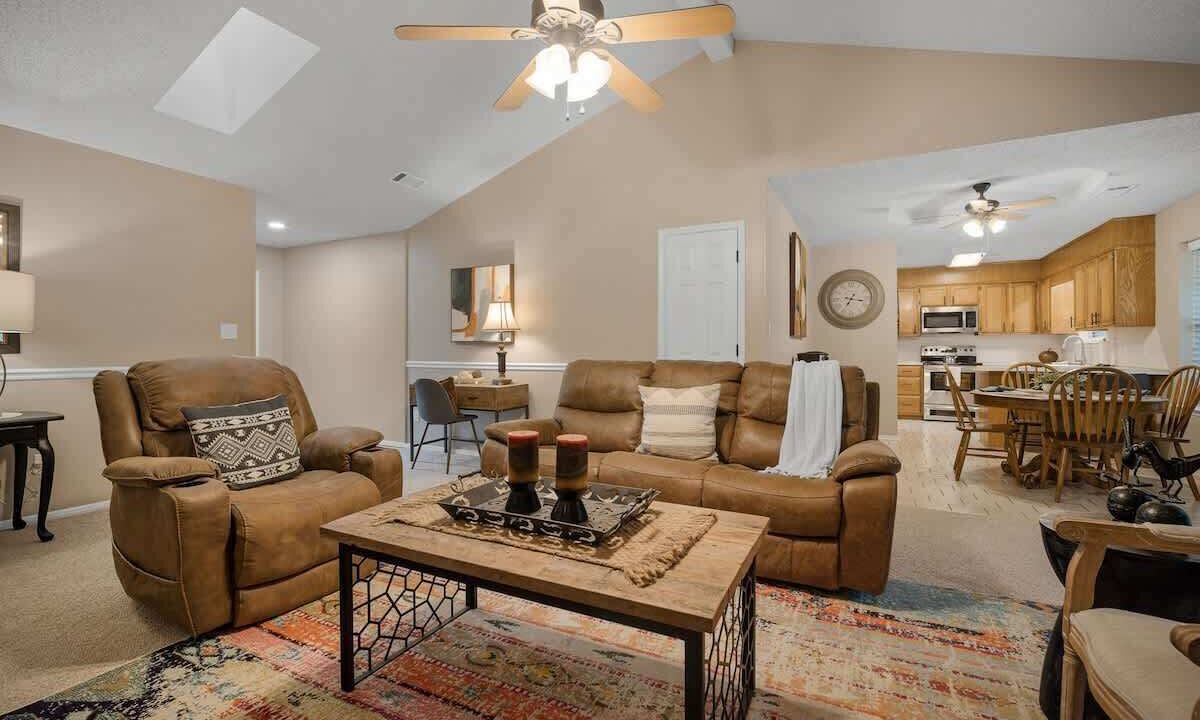 Photo of Livingroom in Van Buren