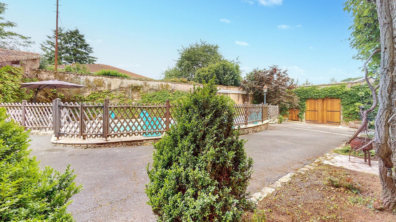 Photo of Outdoor in Couhe