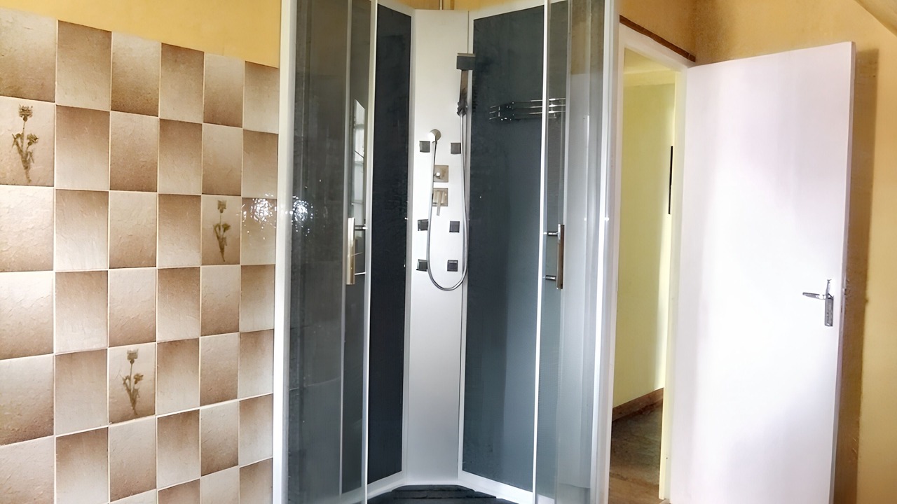 Photo of Bathroom in Saint-Laurent-de-Cuves