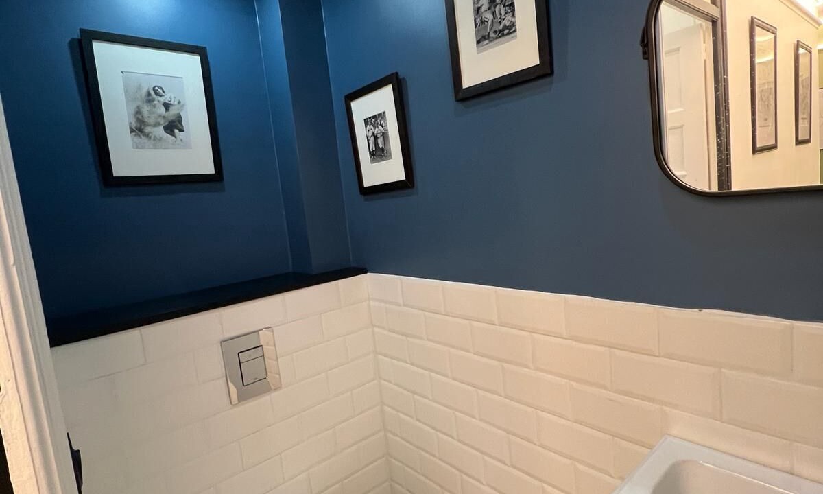 Photo of Bathroom in Poincare - Foch - Anatole France - Croix de Bourgogne