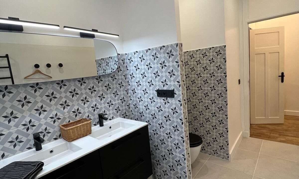 Photo of Bathroom in Poincare - Foch - Anatole France - Croix de Bourgogne