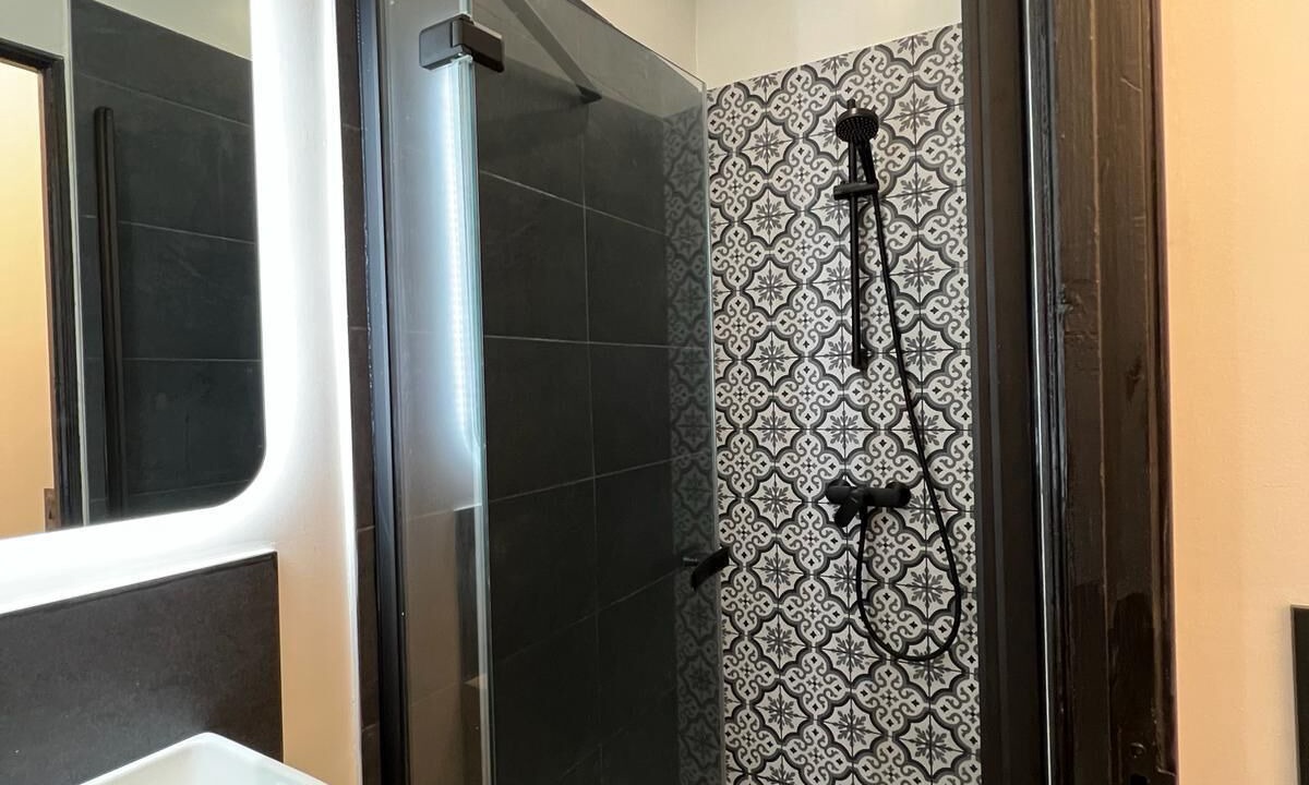 Photo of Bathroom in Poincare - Foch - Anatole France - Croix de Bourgogne
