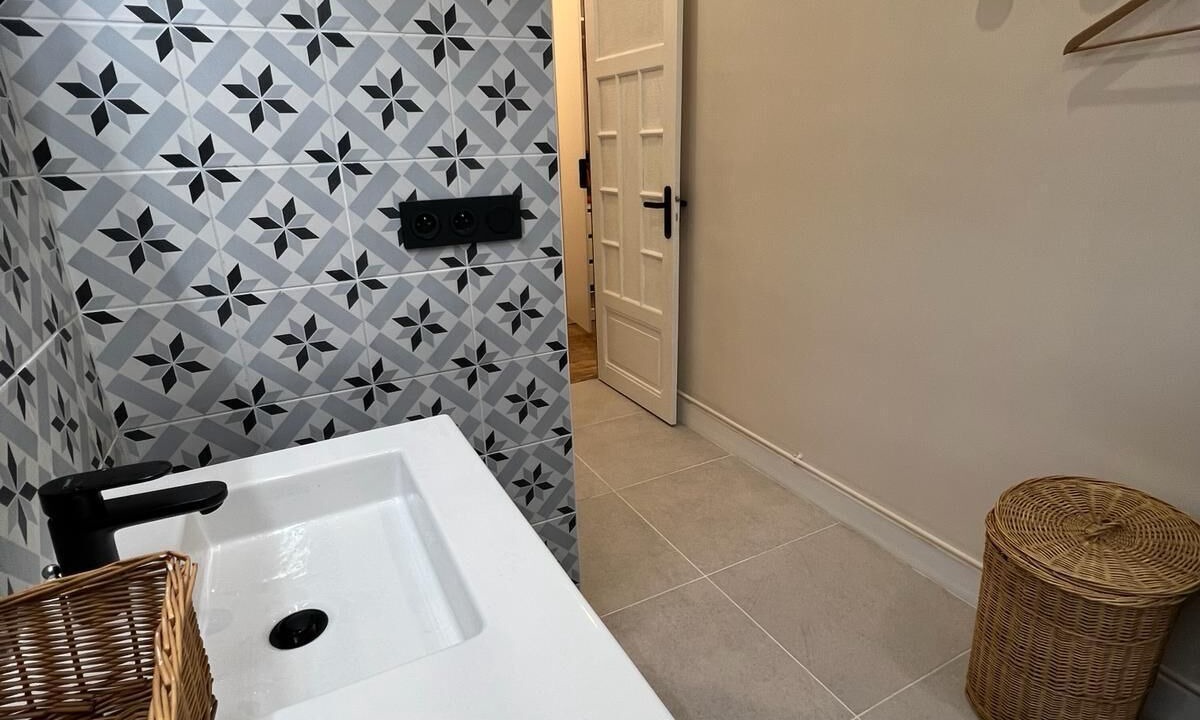 Photo of Bathroom in Poincare - Foch - Anatole France - Croix de Bourgogne