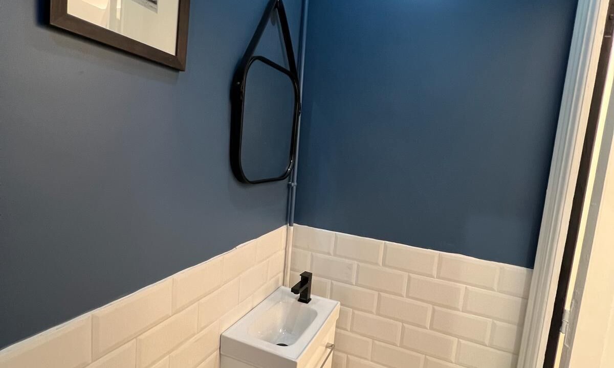 Photo of Bathroom in Poincare - Foch - Anatole France - Croix de Bourgogne
