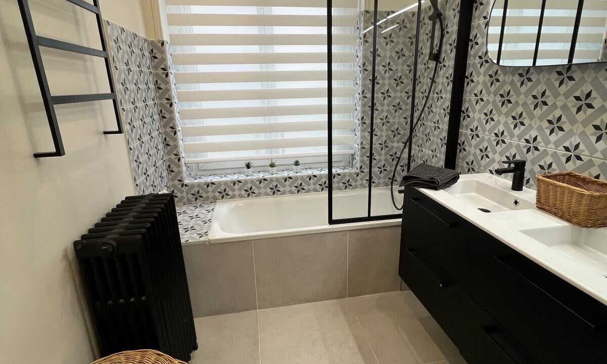 Photo of Bathroom in Poincare - Foch - Anatole France - Croix de Bourgogne