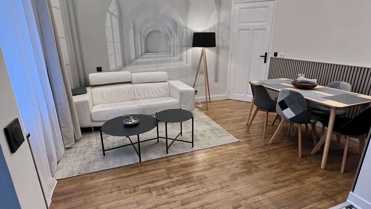 Photo of Livingroom in Poincare - Foch - Anatole France - Croix de Bourgogne