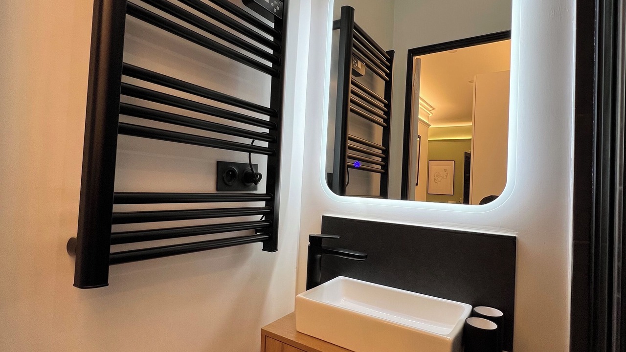 Photo of Bathroom in Poincare - Foch - Anatole France - Croix de Bourgogne