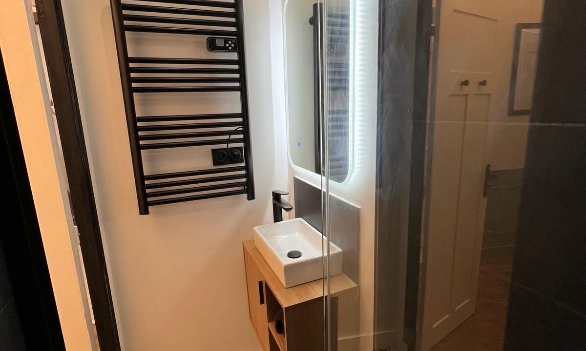 Photo of Bathroom in Poincare - Foch - Anatole France - Croix de Bourgogne