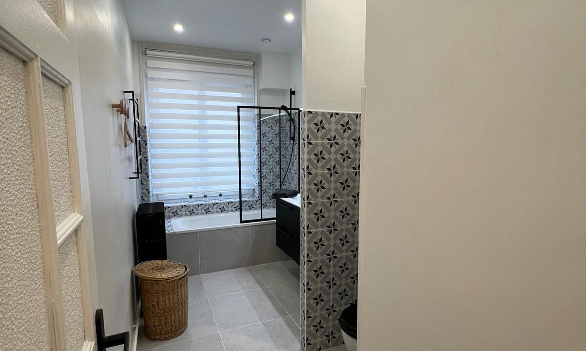 Photo of Bathroom in Poincare - Foch - Anatole France - Croix de Bourgogne
