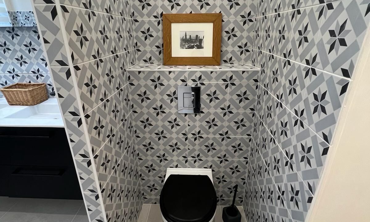 Photo of Bathroom in Poincare - Foch - Anatole France - Croix de Bourgogne
